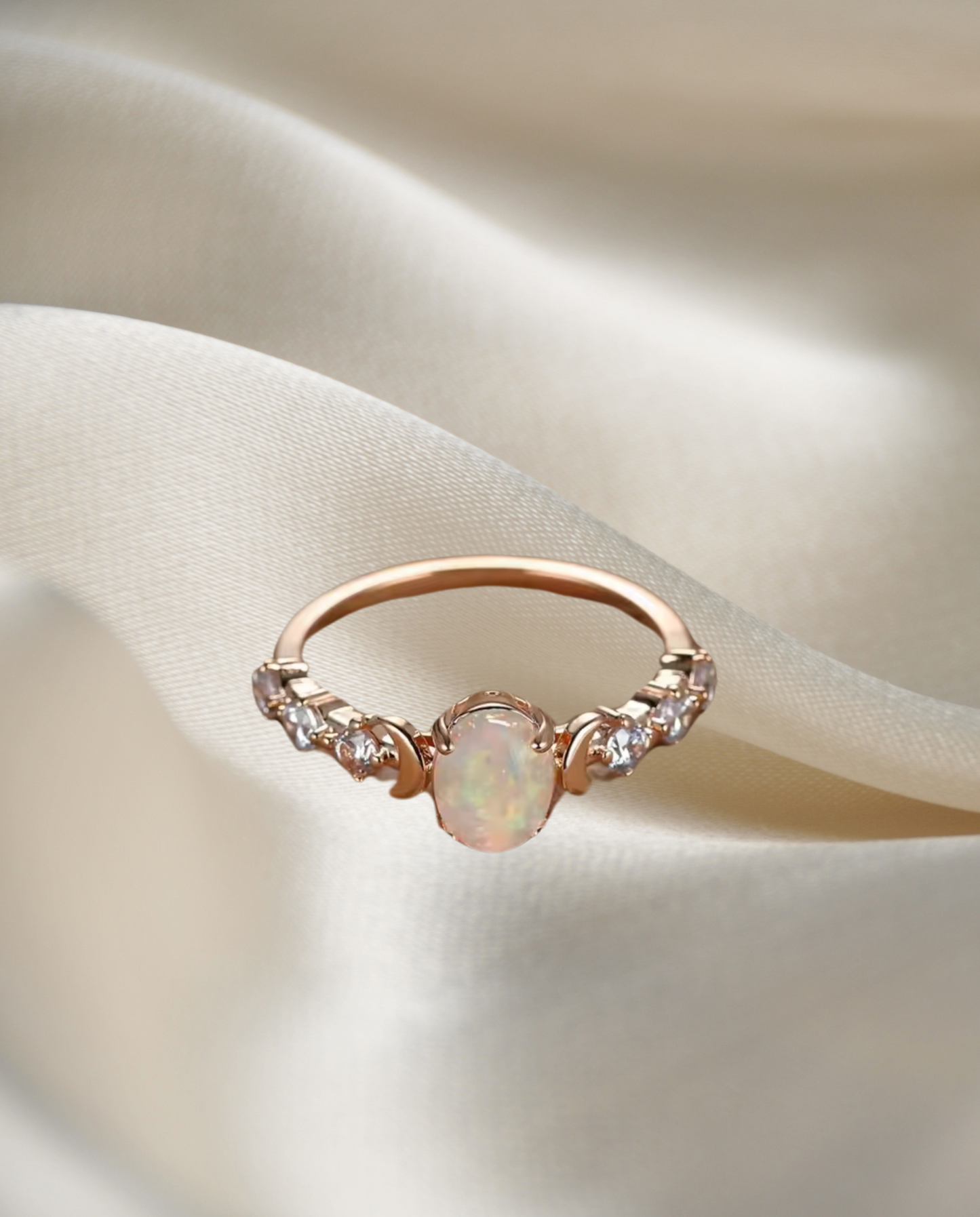 Eleganter Kupferring mit Opal-Imitat & Zirkonia im Halbmond-Design