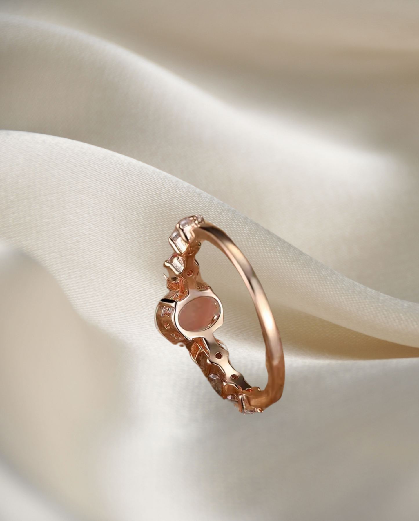 Eleganter Kupferring mit Opal-Imitat & Zirkonia im Halbmond-Design