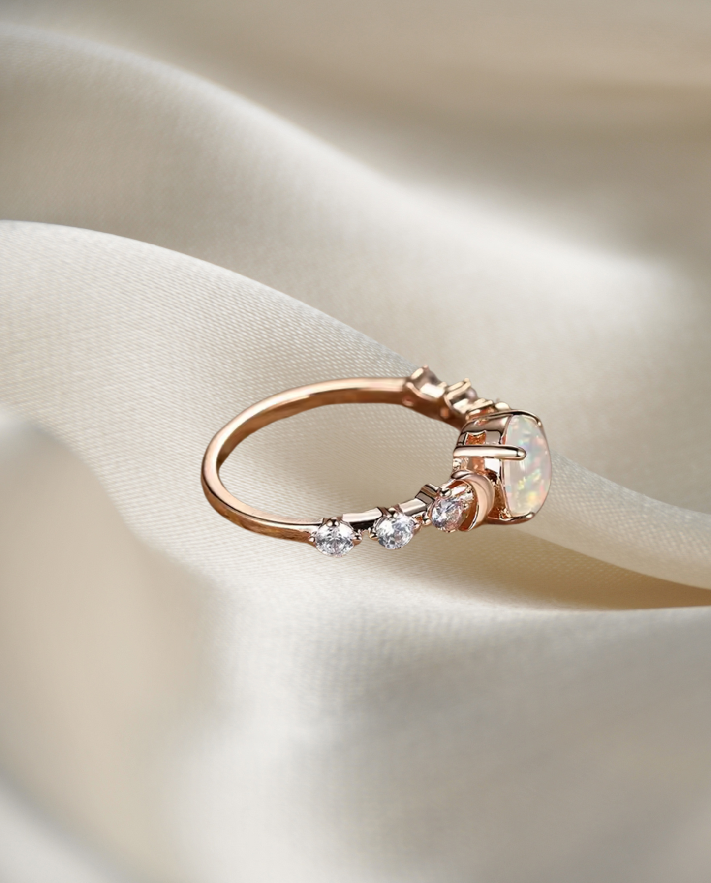 Eleganter Kupferring mit Opal-Imitat & Zirkonia im Halbmond-Design