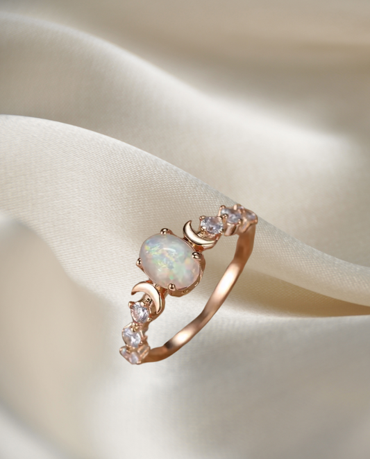 Eleganter Kupferring mit Opal-Imitat & Zirkonia im Halbmond-Design